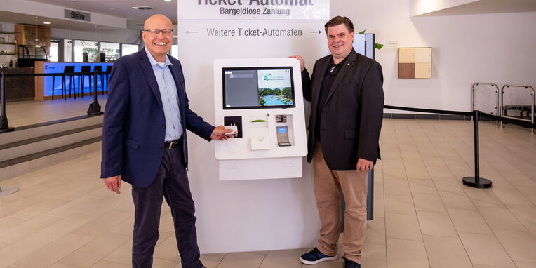 Neuer Ticketautomat im WaldSchwimmbad mit Kirk Reineke, Geschäftsführer der Stadtwerke Neu-Isenburg GmbH und Erster Stadtrat Stefan Schmitt