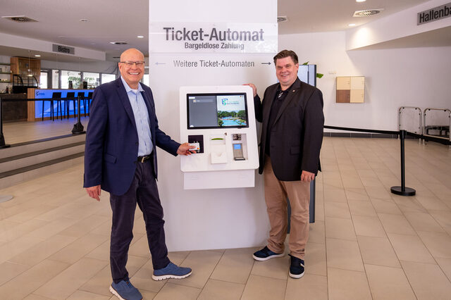 Neuer Ticketautomat im WaldSchwimmbad mit Kirk Reineke, Geschäftsführer der Stadtwerke Neu-Isenburg GmbH und Erster Stadtrat Stefan Schmitt