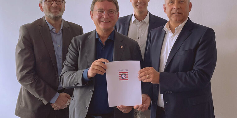 Bildunterschrift: v.l. Erik Schmekel (kommissarischer Fachbereichsleiter Soziales), Bürgermeister Dirk Gene Hagelstein, Thorsten Klees (stellvertretender Stadtverordnetenvorsteher, CDU) sowie Innenminister Prof. Dr. Roman Poseck.