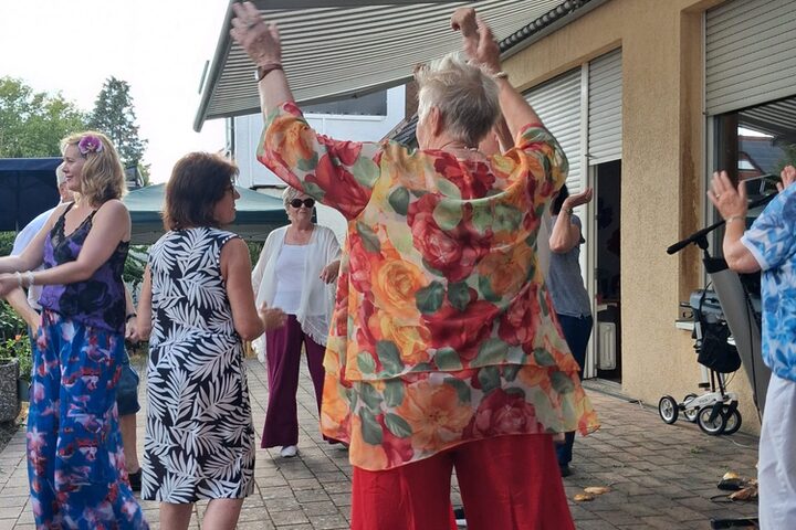 Bewohnerinnen beim Sommerfest beim Tanzen