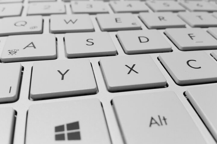 Eine weiße PC Tastatur