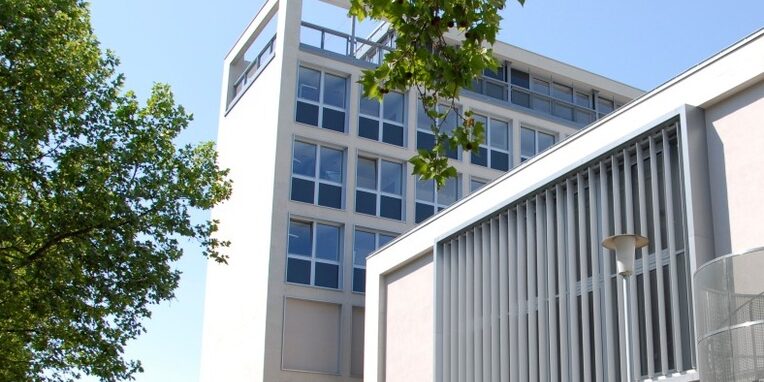 Nordansicht Rathaus Neu-Isenburg mit Plenarsaal auf der linken Seite