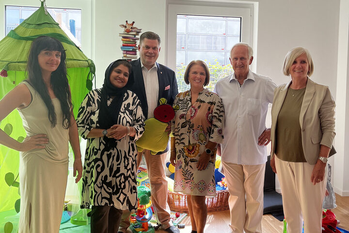 vlnr: Asija Sodemann, Sadaf Khan, Erster Stadtrat Stefan Schmitt, Elvine Eggebrecht, Rudolf Bäuml und Diana Flucke-Leber