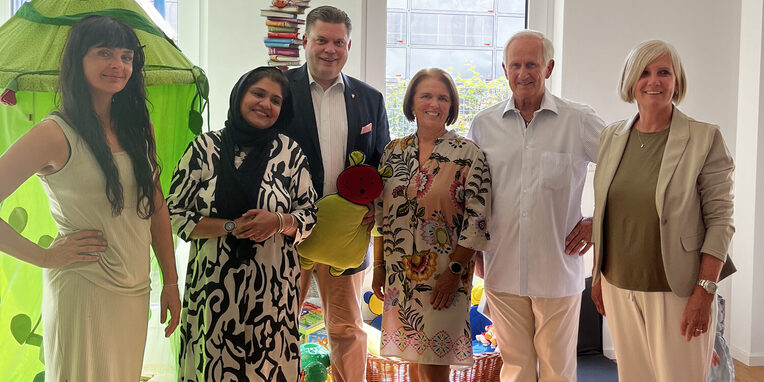 vlnr: Asija Sodemann, Sadaf Khan, Erster Stadtrat Stefan Schmitt, Elvine Eggebrecht, Rudolf Bäuml und Diana Flucke-Leber