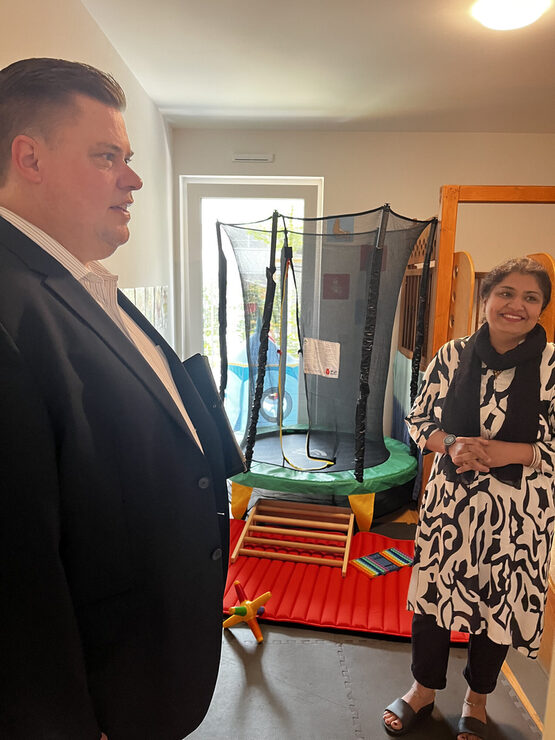 vlnr:Erster Stadtrat Stefan Schmitt und Sadaf Khan im Turnzimmer