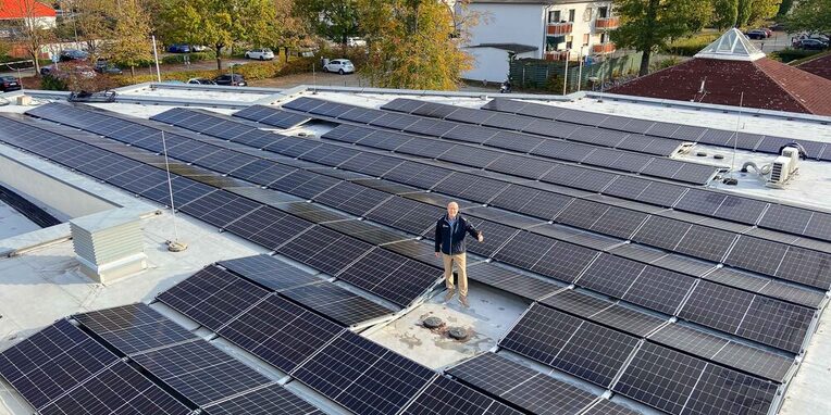 Kirk Reineke, Geschäftsführer der Stadtwerke Neu-Isenburg, vor den neuen Solarmodulen auf dem Dach des WaldSchwimmbads