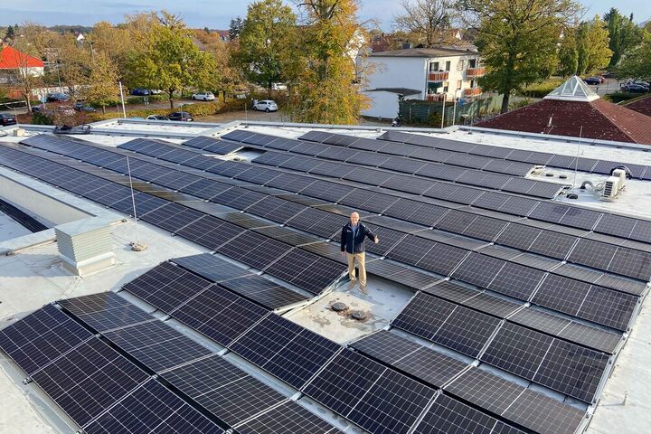 Kirk Reineke, Geschäftsführer der Stadtwerke Neu-Isenburg, vor den neuen Solarmodulen auf dem Dach des WaldSchwimmbads