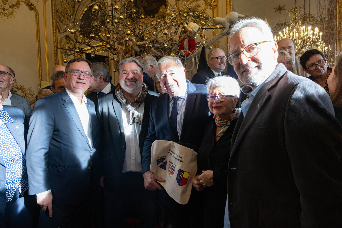 vlnr: Bürgermeister Dirk Gene Hagelstein, Florent Tissot (Präsident Städtepartnerschaftsverein Veauche), Gerard Larcher (Präsident des französischen Senats), Arlette Manevy (Vize Präsidentin Städtepartnerschaftsverein Veauche), Günther Marx (Vorsitzender Förderverein Städtepartnerschaften und Europäische Begegnungen Neu-Isenburg e.V.)