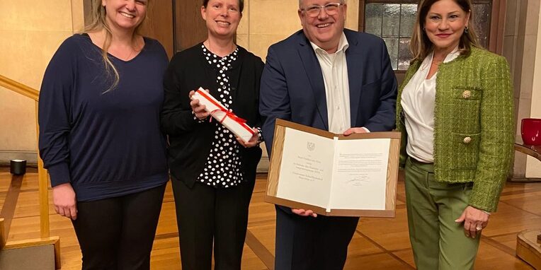 Vlnr: Stadtverordnete Anita Akmadža (Frankfurt), Stadtverordnetenvorsteherin Christine Wagner (Neu-Isenburg), Pierre Fontaine, Bürgermeisterin Dr. Nargess Eskandari-Grünberg (Frankfurt)