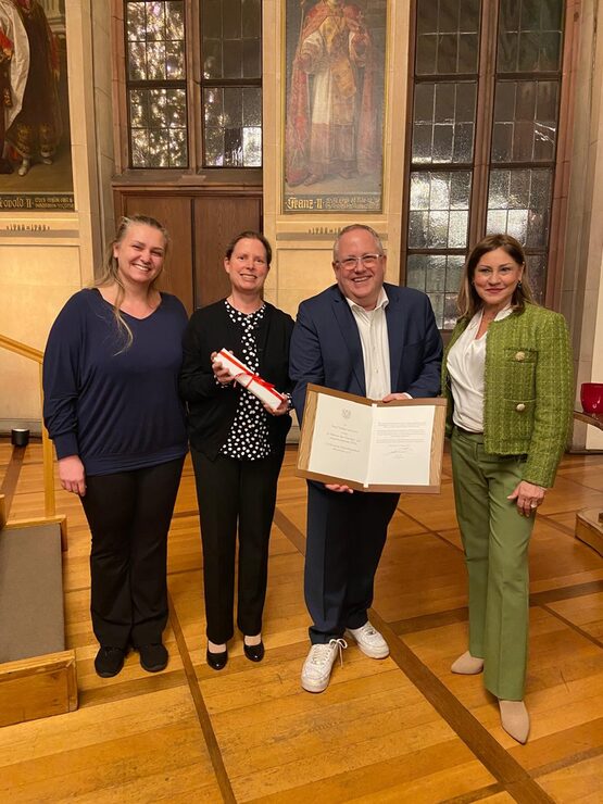 Vlnr: Stadtverordnete Anita Akmadža (Frankfurt), Stadtverordnetenvorsteherin Christine Wagner (Neu-Isenburg), Pierre Fontaine, Bürgermeisterin Dr. Nargess Eskandari-Grünberg (Frankfurt)