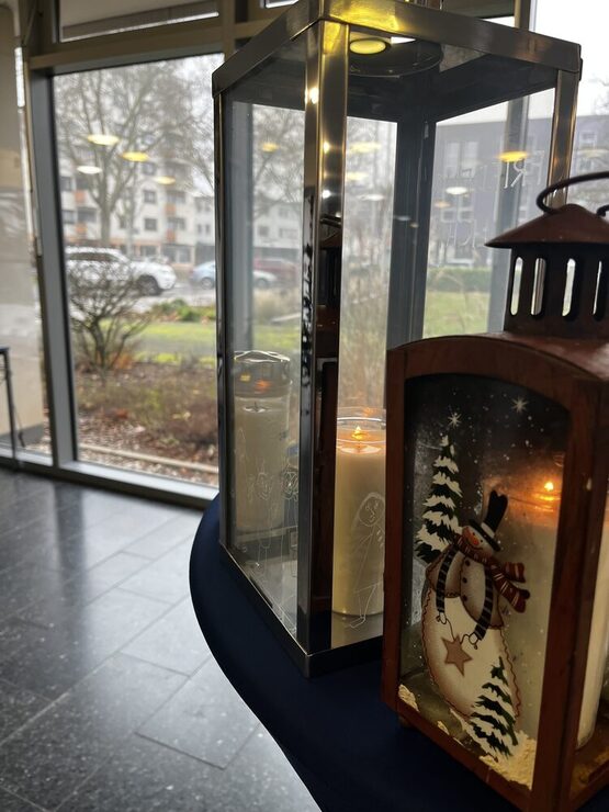 Angezündete Friedenslichter im Foyer des Rathauses
