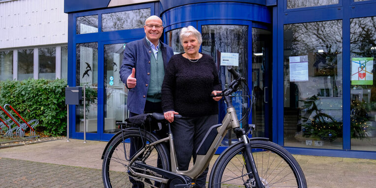 Freude über den Hauptgewinn: Margit Schüttler (rechts) nimmt strahlend ihr neues E-Bike von Kirk Reineke, Geschäftsführer der Stadtwerke Neu-Isenburg, entgegen