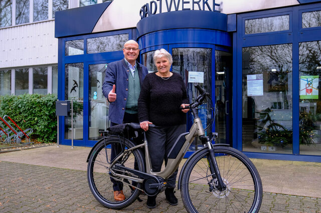 Freude über den Hauptgewinn: Margit Schüttler (rechts) nimmt strahlend ihr neues E-Bike von Kirk Reineke, Geschäftsführer der Stadtwerke Neu-Isenburg, entgegen