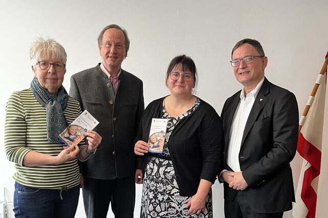 Vlnr. Ursula Döbert, Fachbereich Soziales, Henrik Böhmert, Vorstand Stiftung Altenhilfe und Past-Präsident Lions Club Neu-Isenburg, Dr. Stefanie Riedl, Präsidentin Lions Club Neu-Isenburg, Bürgermeister Dirk Gene Hagelstein.