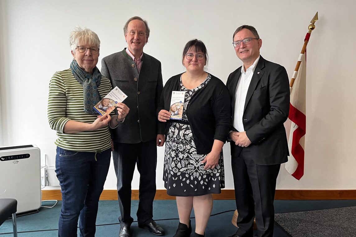 Vlnr. Ursula Döbert, Fachbereich Soziales, Henrik Böhmert, Vorstand Stiftung Altenhilfe und Past-Präsident Lions Club Neu-Isenburg, Dr. Stefanie Riedl, Präsidentin Lions Club Neu-Isenburg, Bürgermeister Dirk Gene Hagelstein.