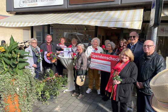 Gruppenfoto vor dem Weltladen in Neu-Isenburg