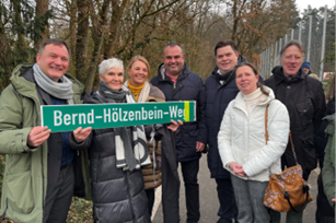 Vlnr: Bürgermeister Dirk Gene Hagelstein, Jutta Hölzenbein, Sabrina Wagner, Sascha Hölzenbein, Erster Stadtrat Stefan Schmitt, Stadtverordnetenvorsteherin Christine Wagner, Ortsvorsteher Gravenbruch Edgar Fischer