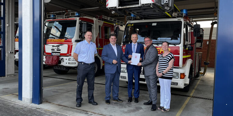 Innenstaatssekretär Martin Rößler überreichte den Förderbescheid vom Land Hessen. Vlnr. Sebastian Morawe, Erster Stadtrat Stefan Schmitt, Innenstaatssekretär Martin Rößler, Bürgermeister Dirk Gene Hagelstein, Stadtverordnetenvorsteherin Christine Wagner, 19. Juli 2024