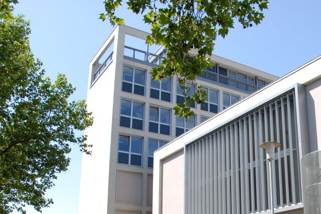 Nordansicht des Rathauses mit Plenarsaal links