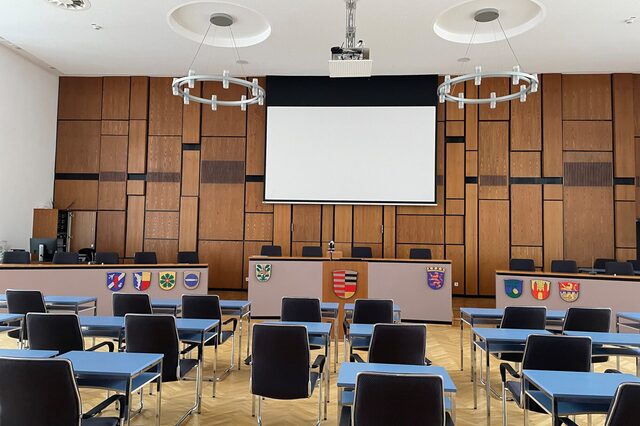 Innenansicht Plenarsaal im Rathaus Neu-Isenburg