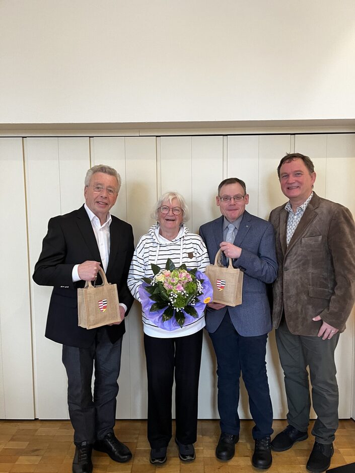 vlnr: Bernd Schander, Birgit Schäfer, Stadtarchivar Andreas Greim, Bürgermeister Dirk Gene Hagelstein