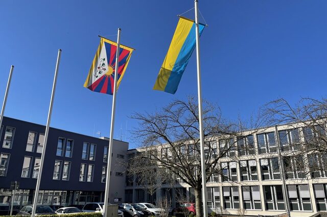 Im letzten Jahr hingen vor dem Rathaus, am 10. März 2023, die Flagge für Tibet und gegen den Krieg in der Ukraine.