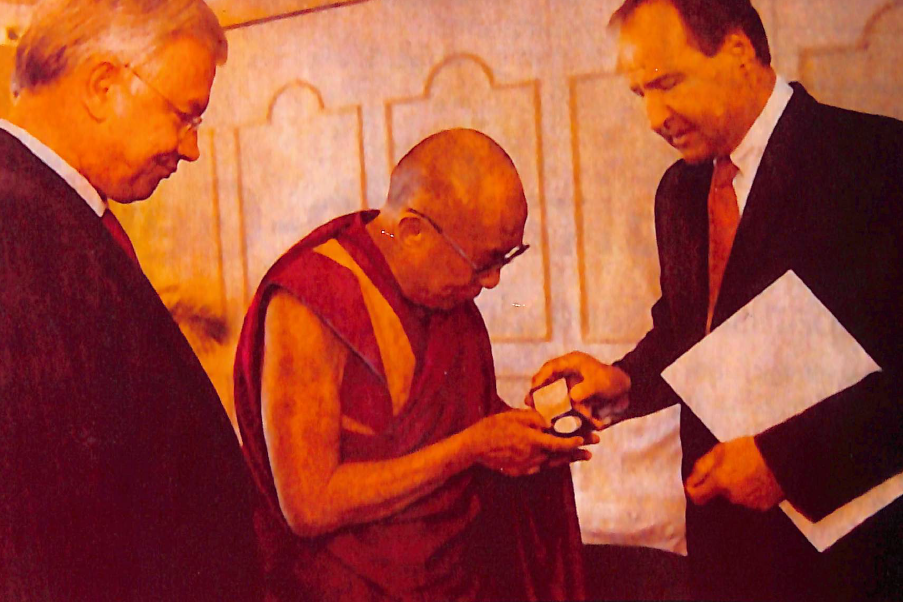 ehem. Ministerpräsident Roland Koch mit Dalai Lama und ehemaliger Bürgermeister Oliver Quilling