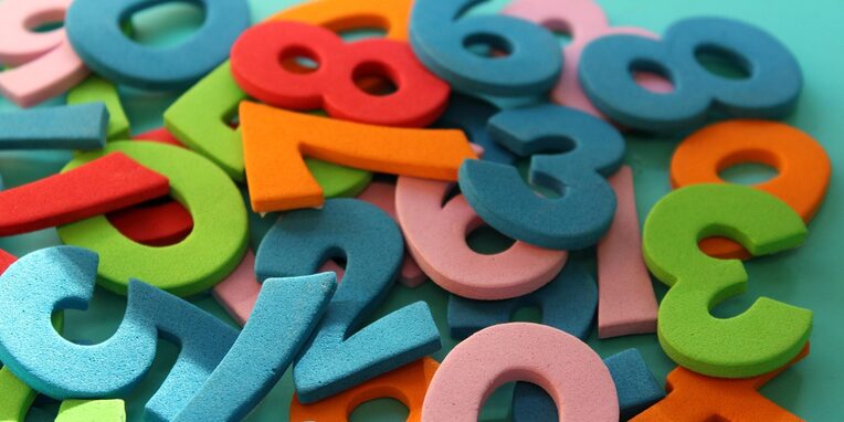 farbige zusammen gewürfelte Zahlen aus Filz