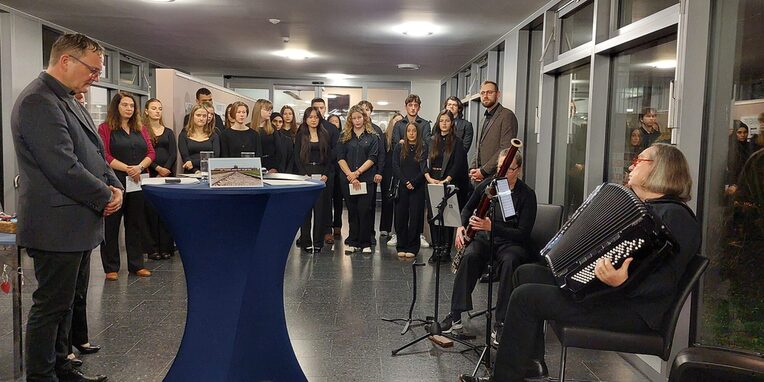 Ausstellungseröffnung im Rathaus Neu-Isenburg mit Schülern der Goetheschule Neu-Isenburg