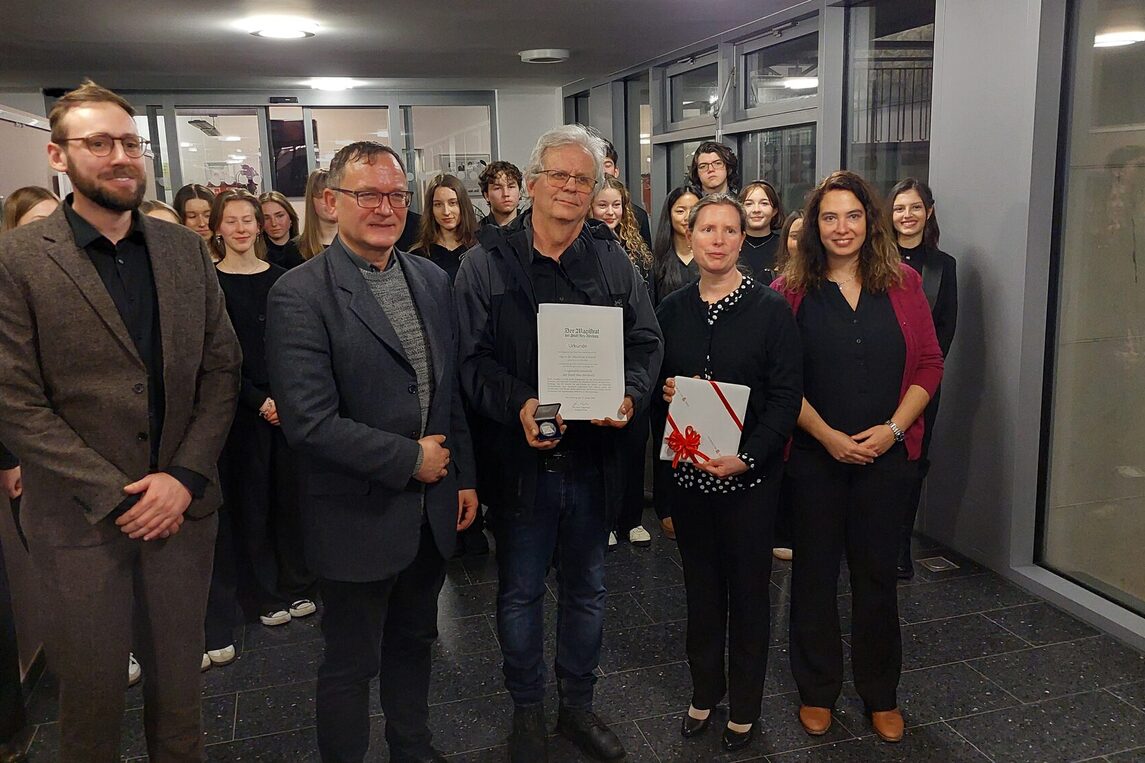 Vlnr: Michael Langhans, Bürgermeister Dirk Gene Hagelstein, Dr. Matthias Köberle, Stadtverordnetenvorsteherin Christine Wagner und Michaela Schmitt.