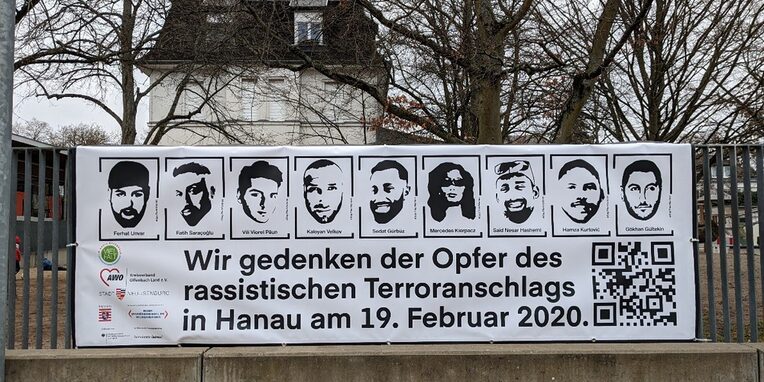 Banner Gedenken an die Opfer von Hanau 2020