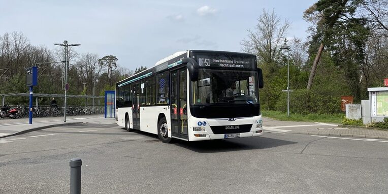 Bus am Bahnhof in Neu-Isenburg
