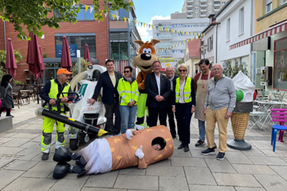 Gruppenfoto mit Bürgermeister, Erster Stadtrat, Wirtschaftsförderung, Geschäftsinhaber, DLB hinter einer liegenden, aufblasbaren Zigarette