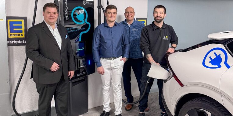 (v. l. n. r.) Stefan Schmitt (Erster Stadtrat und Aufsichtsratsvorsitzender der Stadtwerke Neu-Isenburg), Manuel Müller (Key Account Manager, Stadtwerke Neu-Isenburg), Kirk Reineke (Geschäftsführer, Stadtwerke Neu-Isenburg) und Nicolas Schmidt (Inhaber, EDEKA Schmidt).