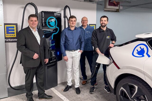 (v. l. n. r.) Stefan Schmitt (Erster Stadtrat und Aufsichtsratsvorsitzender der Stadtwerke Neu-Isenburg), Manuel Müller (Key Account Manager, Stadtwerke Neu-Isenburg), Kirk Reineke (Geschäftsführer, Stadtwerke Neu-Isenburg) und Nicolas Schmidt (Inhaber, EDEKA Schmidt).