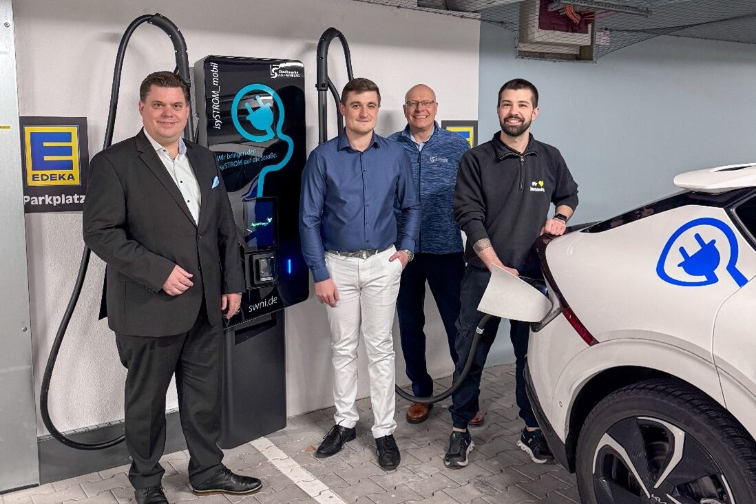 (v. l. n. r.) Stefan Schmitt (Erster Stadtrat und Aufsichtsratsvorsitzender der Stadtwerke Neu-Isenburg), Manuel Müller (Key Account Manager, Stadtwerke Neu-Isenburg), Kirk Reineke (Geschäftsführer, Stadtwerke Neu-Isenburg) und Nicolas Schmidt (Inhaber, EDEKA Schmidt).