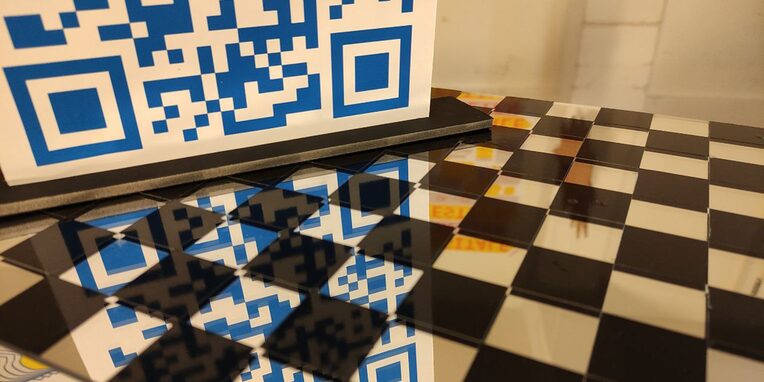 Ein QR-Code spiegelt sich auf Boden