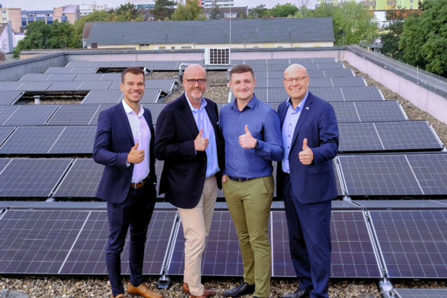 Bildlegende: (v.l.) Darjan Condric (Leiter Key-Account-Management, Stadtwerke Neu-Isenburg), Stephan Gangnus (Geschäftsführer, KS Verwaltungsgesellschaft), Manuel Müller (Key-Account-Management, Stadtwerke Neu-Isenburg) und Stadtwerke-Geschäftsführer Kirk Reineke auf dem Dach des Facharztzentrums, wo 470 neue Solarmodule für das Mieterstromprojekt installiert wurden.