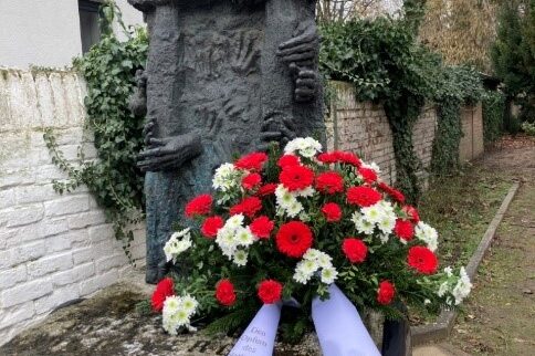 Mahnmal von Biskupski mit Kranz