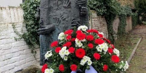 Mahnmal von Biskupski mit Kranz