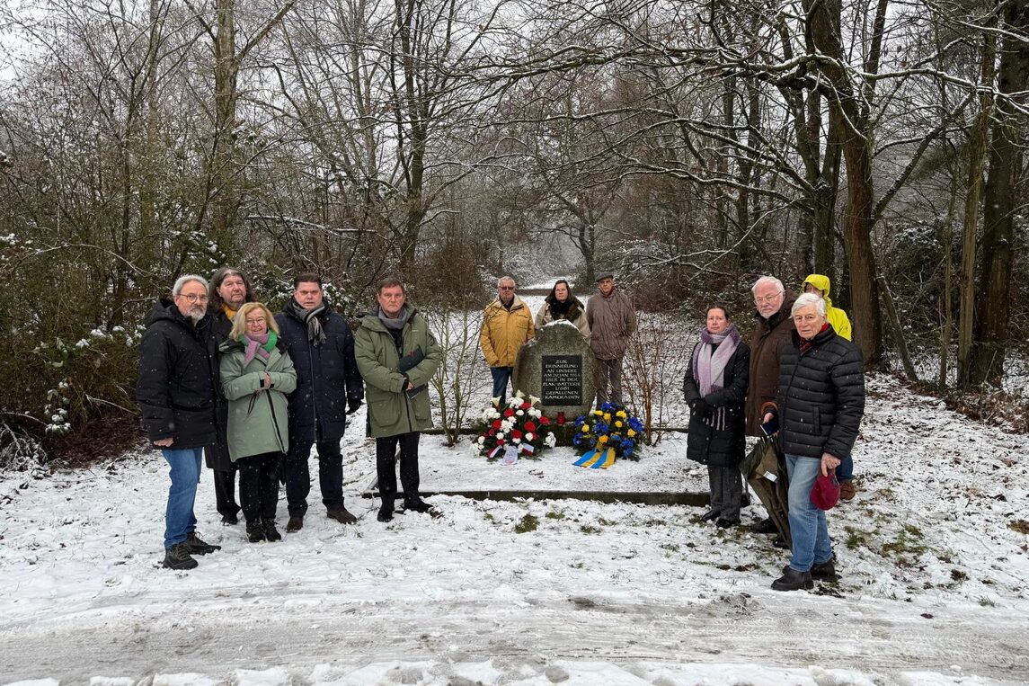 Um den Gedenkstein herum versammelten sich die Teilnehmer um an die Opfer des Zweiten Weltkrieges und die Opfer von Kriegen und Gewaltherrschaft zu erinnern