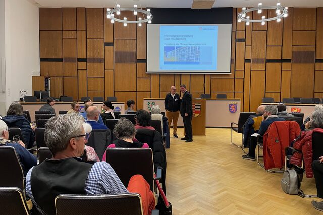 Dirk Wölfing, Dezernent für Natur-, Umwelt- und Klimaschutz und Energiewende und Bürgermeister Dirk Gene Hagelstein bei der Informationsveranstaltung im Plenarsaal Neu-Isenburg