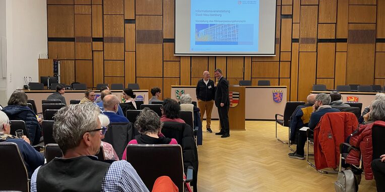 Dirk Wölfing, Dezernent für Natur-, Umwelt- und Klimaschutz und Energiewende und Bürgermeister Dirk Gene Hagelstein bei der Informationsveranstaltung im Plenarsaal Neu-Isenburg