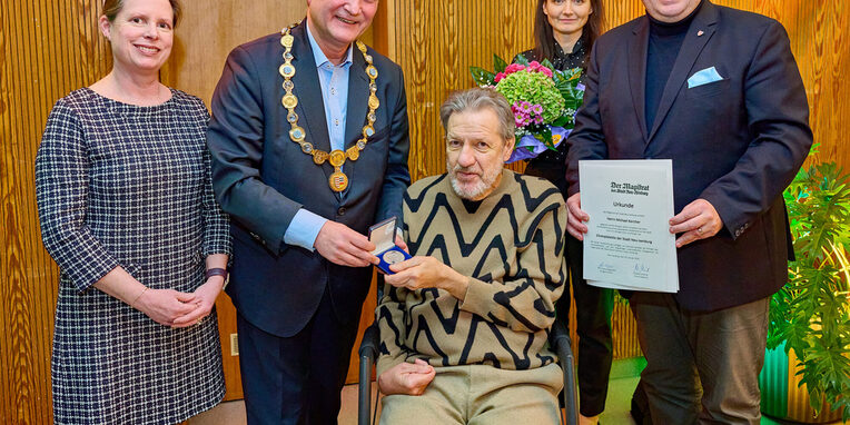 Stadtverordnetenvorsteherin Christine Wagner, Bürgermeister Dirk Gene Hagelstein, Michael Kercher, Brigitte Kercher und Erster Stadtrat Stefan Schmitt