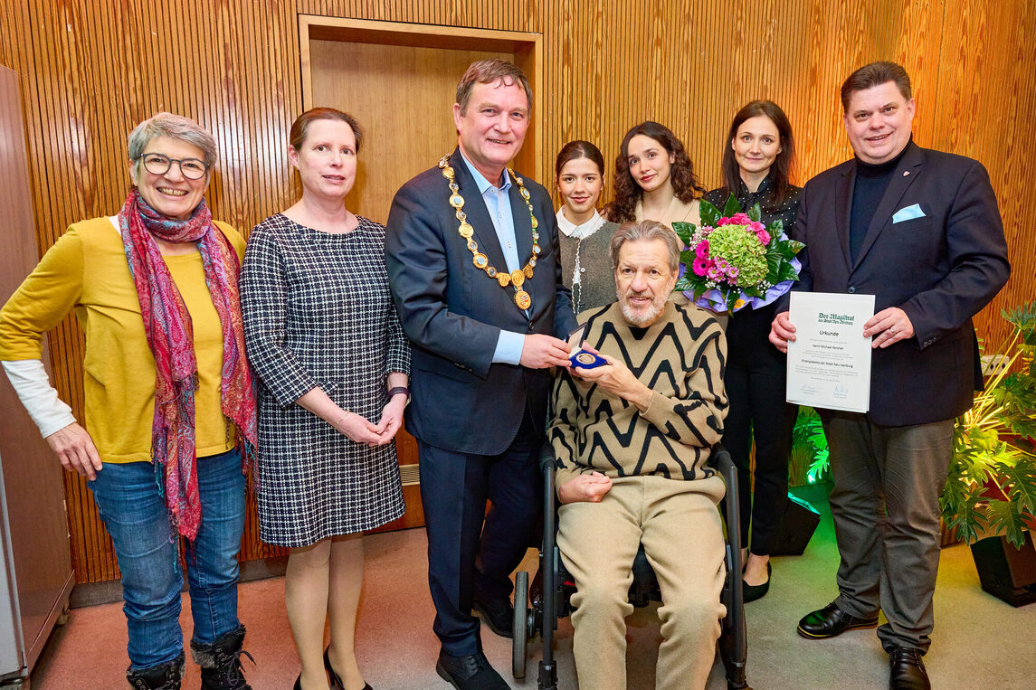 vlnr vorne: Lexi Kercher, Stadtverordnetenvorsteherin Christine Wagner, Bürgermeister Dirk Gene Hagelstein, Michael Kercher, Erster Stadtrat Stefan Schmitt, vlnr hinten: Neva Kercher, Zuela Kercher, Brigitte Kercher