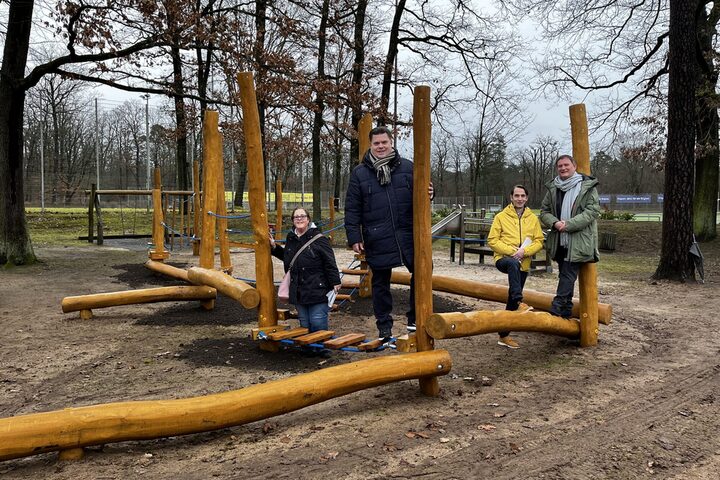 Auf dem Robininenholz-Balancierparcour stehen Ute Klobendanz vom DLB, Erster Stadtrat Stefan Schmitt, Ortsvorsteher Sebastian Stern und Bürgermeister Dirk Gene Hagelstein