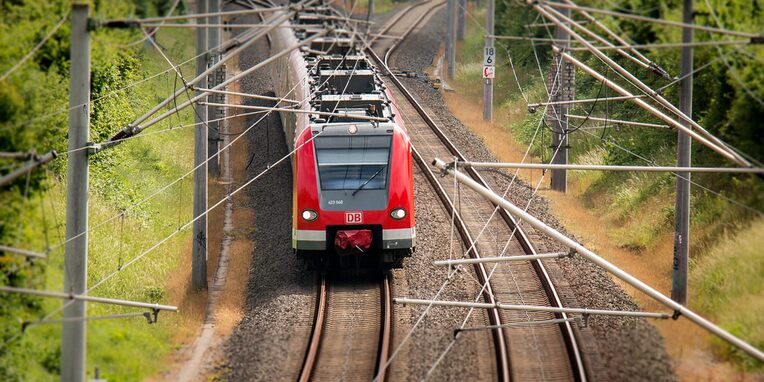 Zug auf Gleisen