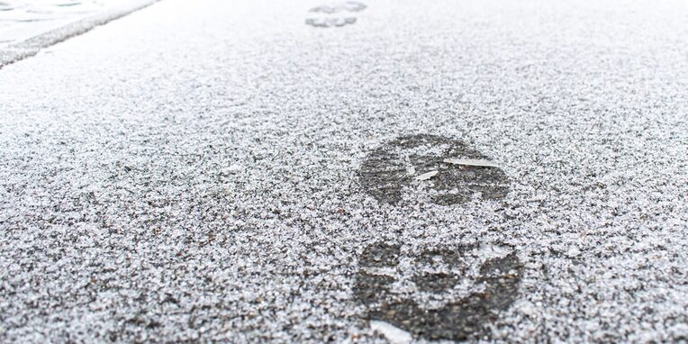 Fußabdrücke im Schnee