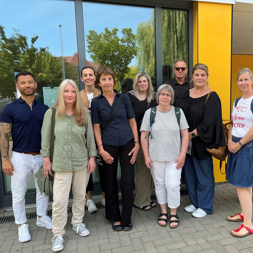 Von links nach rechts: Erhan Dogan Brüder Grimm Schule, Desiree Thomae Hans-Christian Andersen Schule, Bianca Merget Ludwig-Uhland Schule, Silke Amrein Fachbe-reichsleiterin Jugendförderung und Schulsozialarbeit, Nadja Wery von Limont Grund-schule Buchenbusch, Martina Reuter Hans-Christian Andersen Schule, Matthias Vogel Brüder Grimm Schule, Tal Lichtman Goethe Schule.