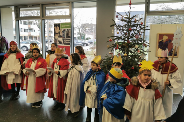 Vorschulkinder der Kita St. Franziskus und die Kommunionkinder von St. Josef verkleidet als Sternsinger